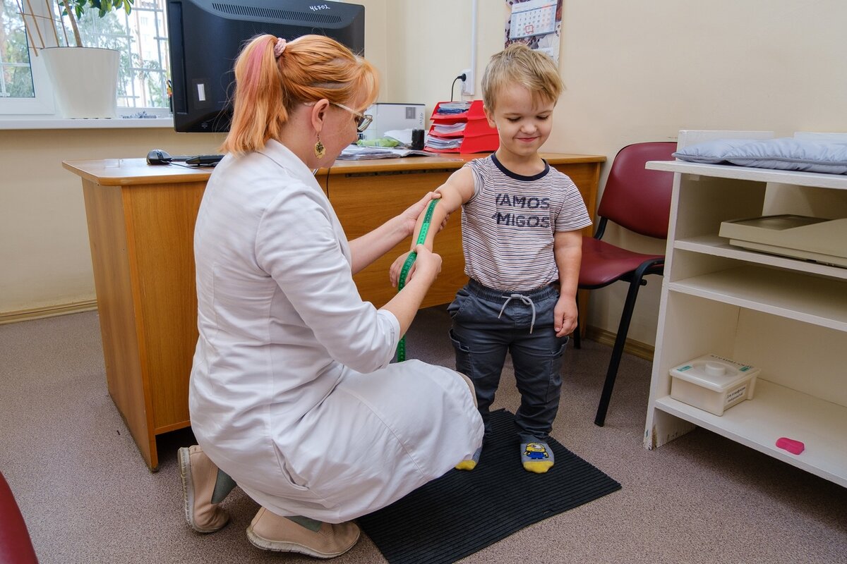 За год терапии мальчик стал сильнее и активнее. Он занимается спотом, катается на велосипеде и самокате. Фото: пресс-служба ЧОДКБ.