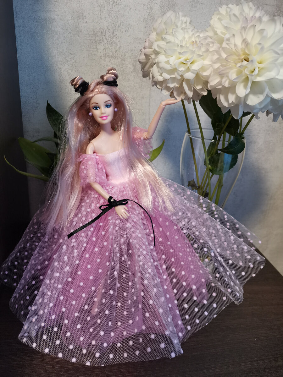 Аврора придумала очень необычные детали: прическу с "ушками", закрепленными черными резинками, и ленточку-браслет в тон.