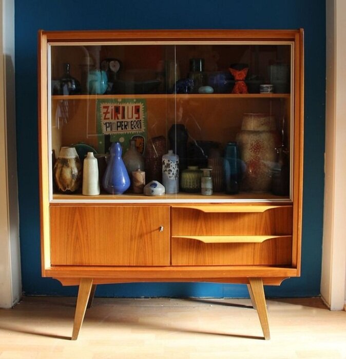 Советский сервант легко привести в порядок. / Фото: mebel-gu.ru