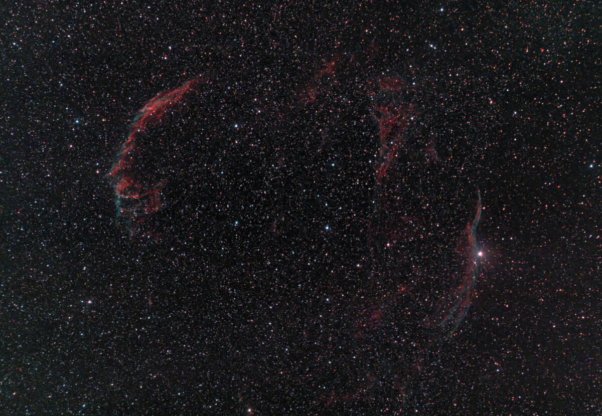 Туманность Вуаль 
Снято 17.08.2023 на фотоаппарат Canon 500Da с объективом Sigma 70-300 (300)
Сложенно 30 кадров с выдержкой 120 секунд.
