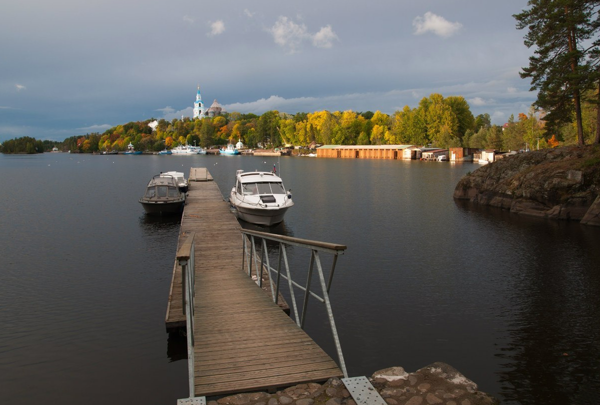 Вид на Монастырскую бухту от Часовни Ксении Блаженной