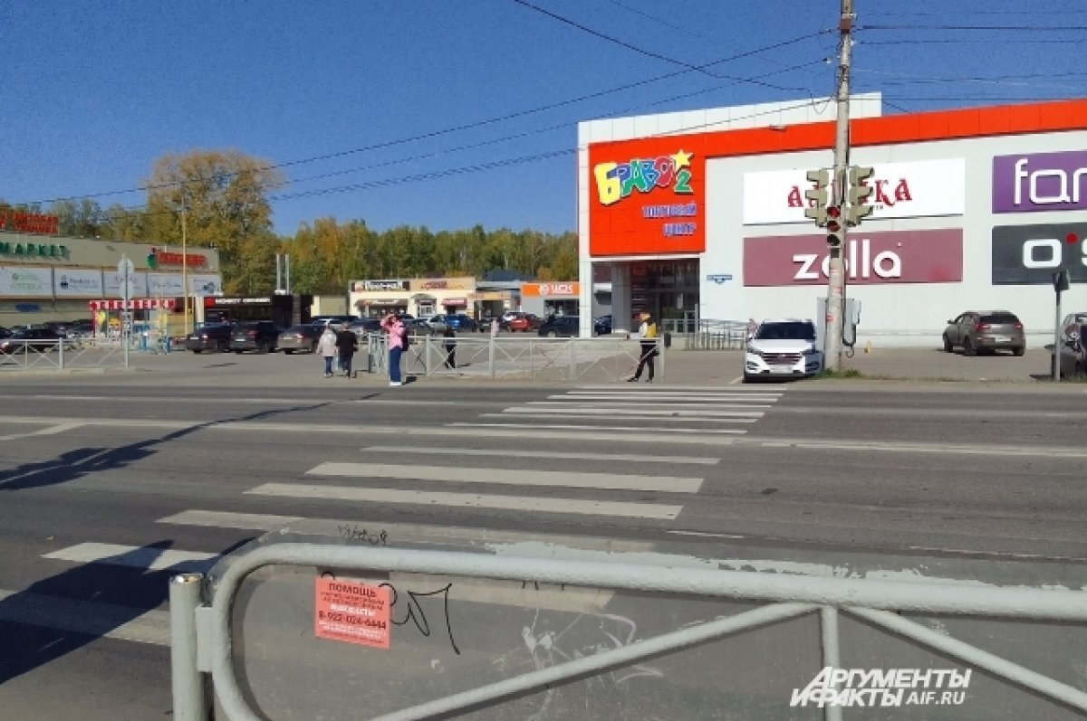    Молодых людей сбили на переходе у ТЦ«Браво».