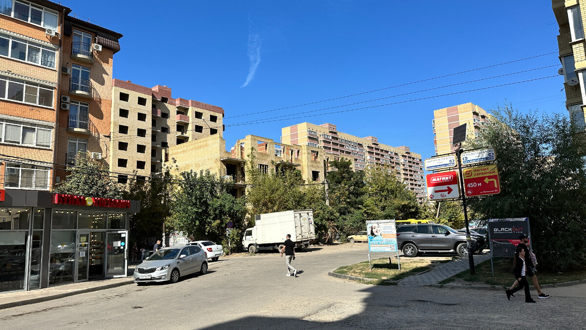 Понимаю, что передать это на фото не просто, но за деревьями брошенный лет 15 назад полу-дом, а там с пустыми окнами ещё один 