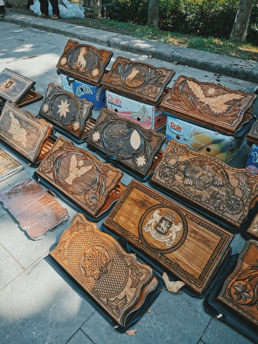 Продают СТАЛИНА на улицах Тбилиси. Что можно купить на большой барахолке в столице Грузии?