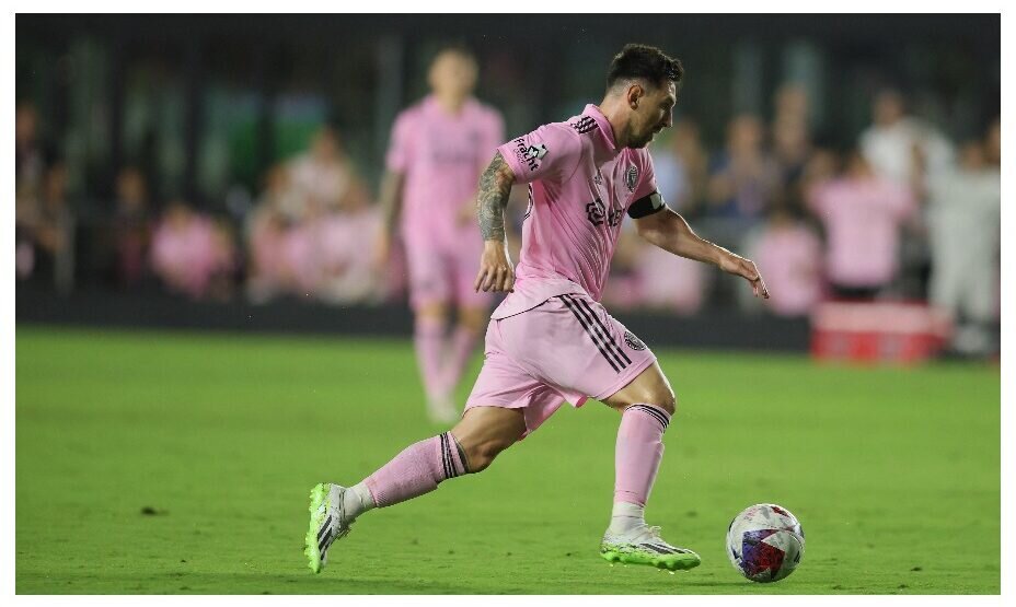    Лионель Месси прервал свою голевую серию, но зато отдал две передачи. Фото: Reuters