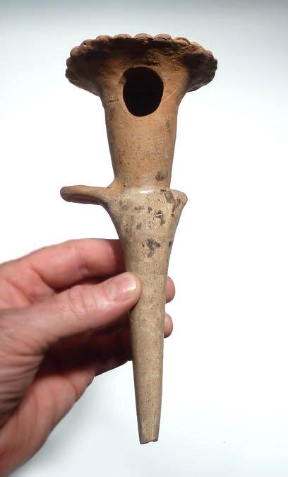 Но массовое и регулярное употребление началось около шести тысяч лет назад, вместе с первыми земледельческими экспериментами.Две с половиной тысячи лет назад табак уже не просто применяли — майя активно выращивали и культивировали его, выводя новые сорта. 