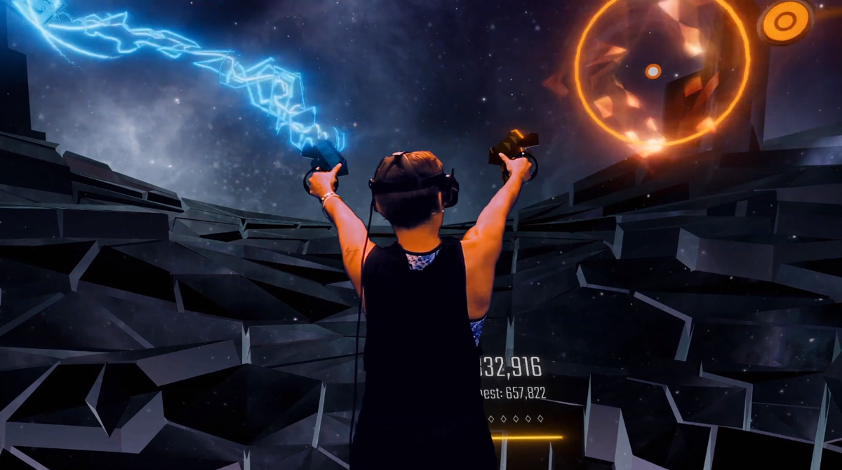 Мы использовали один и тот же язык для описания виртуальной реальности (VR) с тех пор, как она стала доступна потребителю. Мы говорим о VR как интерактивной, преобразующей, новаторской, инновационной технологии. Мы также говорим о вселенной, которую открывает виртуальная реальность (VR), о нашем присутствии в ней и о влиянии, который она вызывает в нас. Эти термины обладают совершенно различными качествами. Все они грандиозны, романтичны и превосходны, и все они лишены конкретики. То, что эти слова не обеспечивают, — это пространство для размещения любого из несовершенств VR, и это может оказаться проблемой в ближайшие годы. Такие слова, как иммерсивная и инновационная, начали звучать как пустой – даже отчаянный – жаргон и вполне могут начать иметь противоположный желаемый эффект. Как будто мы используем их снова и снова в надежде, что их повторное произнесение каким-то волшебным образом принесет плоды. Вместо этого этот процесс вытеснил любое значение, которое когда-то имели термины. Лексикон VR подлежит существенному пересмотру. Пришло время отрасли найти более выразительные и конкретные способы обсуждения феномена виртуальной реальности, потому что нынешний словарный запас оказывает ей медвежью услугу. 
HTC Vive Focus как образ жизни. Переосмысление намного сложнее, чем звучит название этой статьи. Терминология, которая присоединяется к любой новой технологии с самого начала, имеет явную привязчивость. Мы видели, как это явление разыгрывалось в блокчейн-индустрии за последний год или около того. Некоторые компании, выходящие на сцену, попытались дистанцироваться от слова блокчейн из-за его связи с криптовалютой и орбитальными противоречиями. Некоторые предпочитают использовать технологию распределенного реестра (DLT) в качестве своего рода санированного синонима. Уникальная ответственность – можно даже сказать, бремя-совершенно новой технологии заключается в том, что она должна точно и убедительно описывать себя аудитории без системы отсчета. По этой причине возникает искушение описать детскую технологию, прежде чем кто-либо узнает, на что она способна или чем станет. Введите слово иммерсивный, ведь термин для описания опыта VR, который в любом случае приятен или замечателен. 
Как отмечают Эмили Браун и Пол Кэрнс из центра взаимодействия UCL в своей статье, обосновывая исследование погружения в игру: “очень трудно выяснить, что именно подразумевается под погружением и даже говорят ли разные исследования о погружении в одной и той же концепции.” Это скользкое качество именно то, что сделало термин идеальным для ранних маркетологов VR, но это также то, что теперь ограничивает обсуждение опыта VR. Словарь виртуальной реальности построен на слове «погружение», фундаменте, который никто не может определить, квалифицировать или интерпретировать убедительно. Браун и Кэрнс завершают свою работу, заявив: “погружение-это интенсивный опыт, который мы начали четко описывать…это исследование только поцарапало поверхность». Это не совсем признание поражения, но и оно не за горами. Возможно, вместо того чтобы пытаться ретроспективно применить значение к слову, столь неуловимому, как погружение, как это пытаются сделать Браун и Кэрнс, мы должны полностью освободить виртуальную реальность от этого термина. 
Если маркетологи и профессионалы отрасли придерживаются плохо определенной концепции погружения в качестве фундамента для VR, это будет продолжать разочаровывать потребителей. Современный популярный словарь подразумевает, что VR способен вызывать как иллюзию места, ощущение фактического существования в несуществующем месте, так и иллюзию правдоподобия, подлинную веру в то, что симуляция является реальностью. 
По правде говоря, VR в настоящее время способен только провоцировать проблески этих ощущений. На мгновение игрок может принять нереальное за реальное или ненадолго забыть о его географическом местоположении, но только на мгновение. Это само по себе достаточно примечательно. Возможно, состояние погружения даже не то, к чему разработчики должны стремиться. Конечно, веселье-гораздо более подходящая и полезная цель. Есть много времени для реализации иллюзий присутствия и правдоподобия, но пока они все еще в конечном счете являются (возможно, антиутопической) фантастикой. Погружение не обязательно приравнивается к веселью. На самом деле это довольно серьезный термин, когда вы рассматриваете последствия убеждения, что вы там, где вас нет, в реальности, которая вам не принадлежит. Пока я хотел бы, чтобы виртуальная реальность была принята так, как она есть: поразительный сенсорный опыт и совершенно новая художественная среда – но, самое главное, несовершенная. Оставайтесь с VRGeek, чтобы продолжать оставаться курсе последних событий в мире виртуальной реальности.Далее: VR-дебют фильма «The Deserted» состоится на HTC Vive