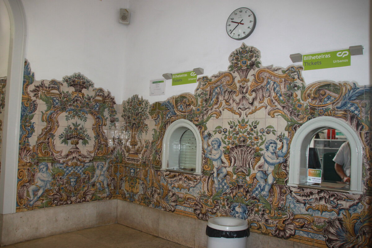 Внутри железнодорожного вокзала