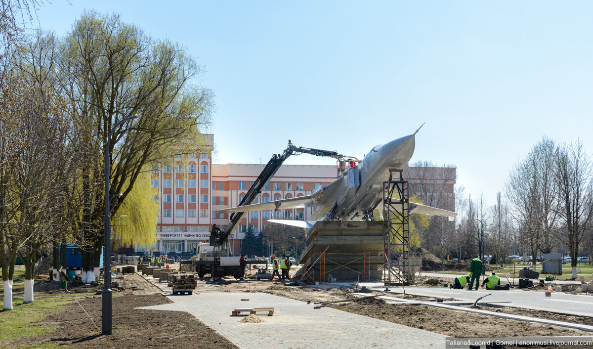 Самолет Су-24 устанавливают в Гомеле | Коротко о жизни | Дзен