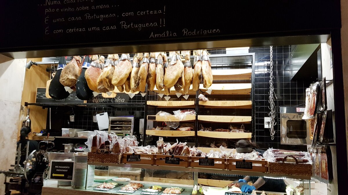 Покупать хамон на рынках вроде Time out market менее выгодно, зато их можно попробовать и не ошибиться с выбором