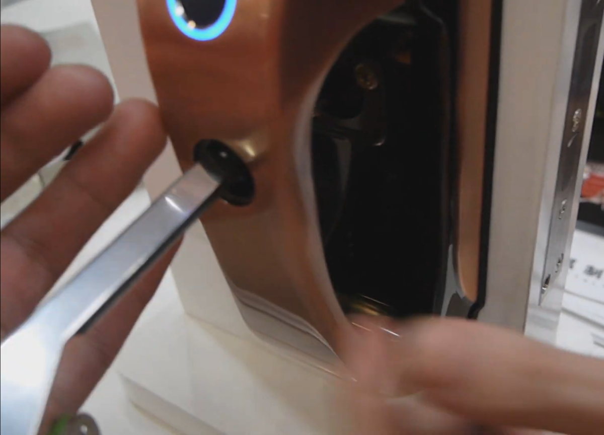 Вскрыть замок межкомнатной двери. Как открыть магнитную дверь без ключа. Открыть магнитный замок. Заедает замок входной двери. Замок на межкомнатную дверь без ключа.