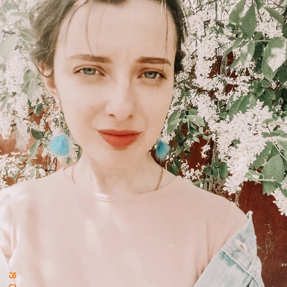 Катя, автор канала "Деловая Косметичка" и мои сережки из коробочки)