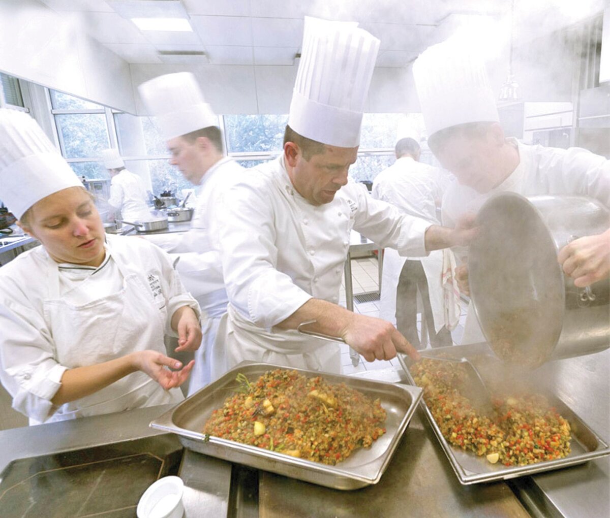 Где повар. Повар готовит на кухне. Запара на кухне. Повара столовой со спины. Кулинары мира.