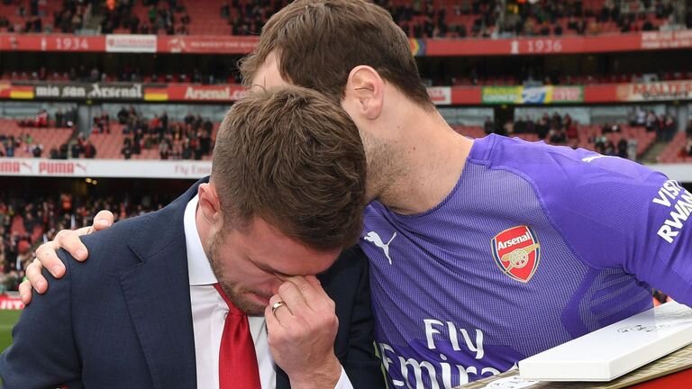 Аарона Рэмси утешает Петра Чеха, который также покидает канониров этим летом после ухода на пенсию