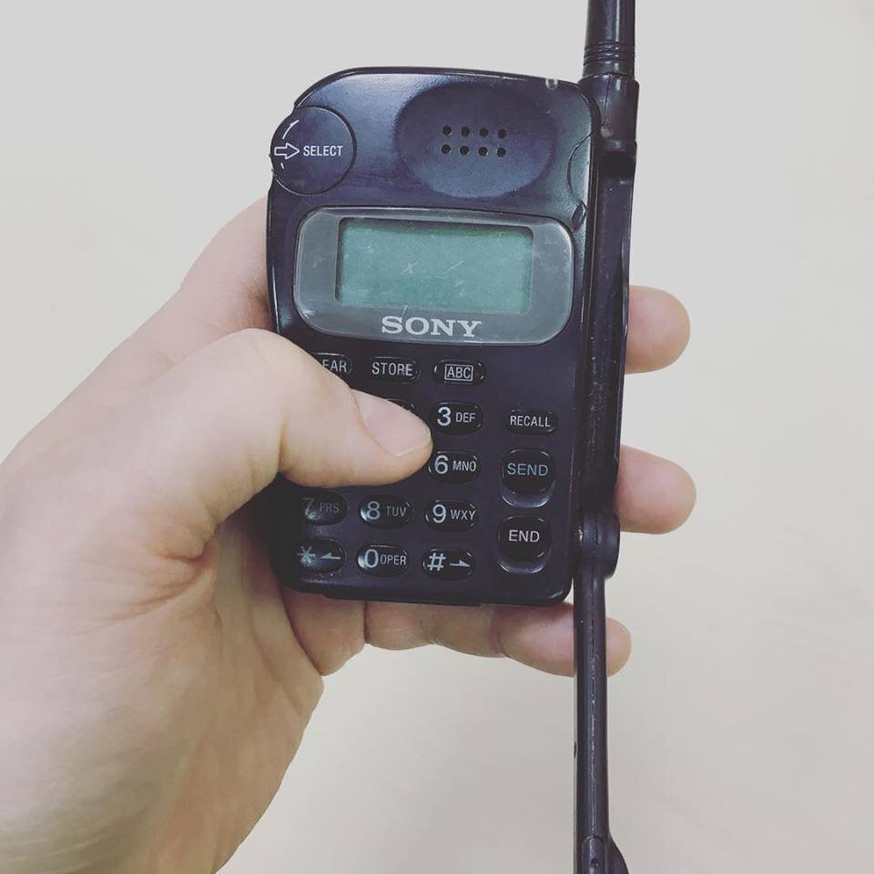 Sony CM-RX100. Выпускали в 1997 году за $500. Работал в сетях AMPS. Почти такая же модель для GSM-сетей выходила под именем Sony CMD Z1. Фишка в откидном микрофоне.-2