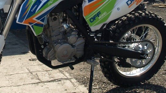 Главным достоинством мотоцикла Racer SR-X2 Cross X2 является его мотор с жидкостным охлаждением и мощностью 28 л.с.