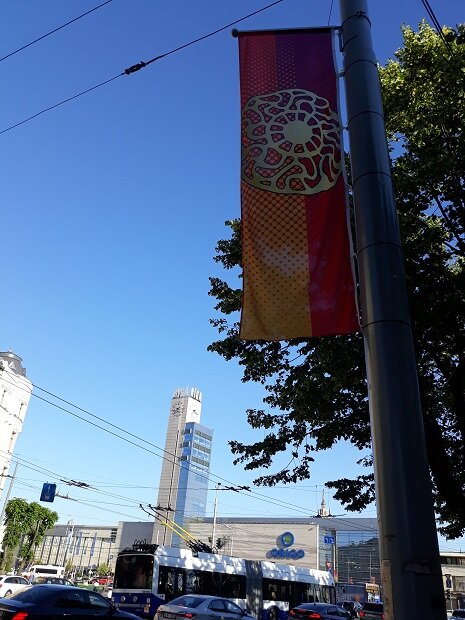 Вот такие флаги появились в Риге перед Лиго