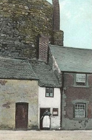 Расположен между двумя коттеджами 