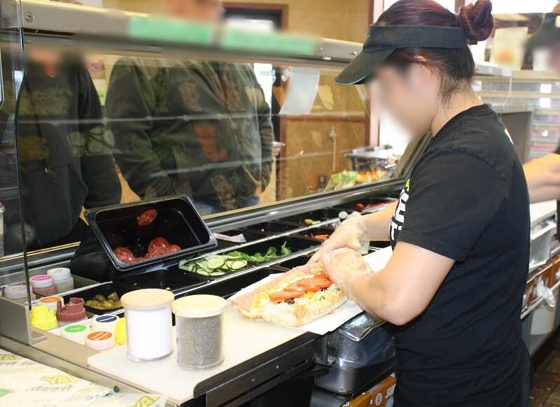 ...мы могли 2 часа сидеть и вообще ничего не делать, а потом 2 часа бегать, сталкиваясь локтями, по своему крошечному рабочему месту, чтобы успеть всех накормить. 