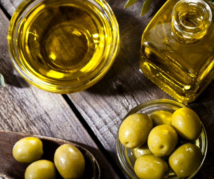   Оливковое масло - рекордсмен по содержанию витаминов К и Е, а также содержит в себе антиоксиданты, что дает ему право считаться не только основным ингредиентом в кулинарии, но и прекрасным...