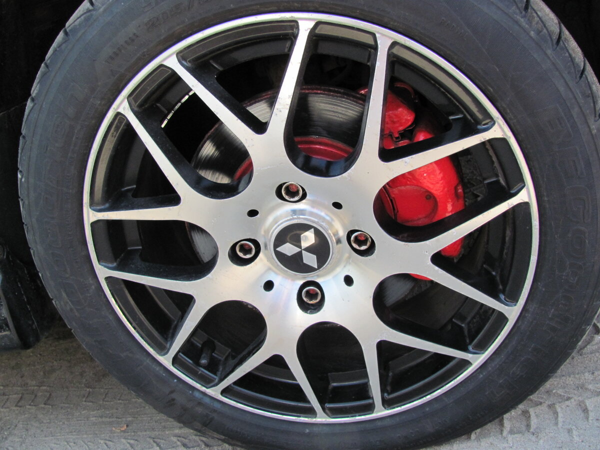 красные тормозные суппорта