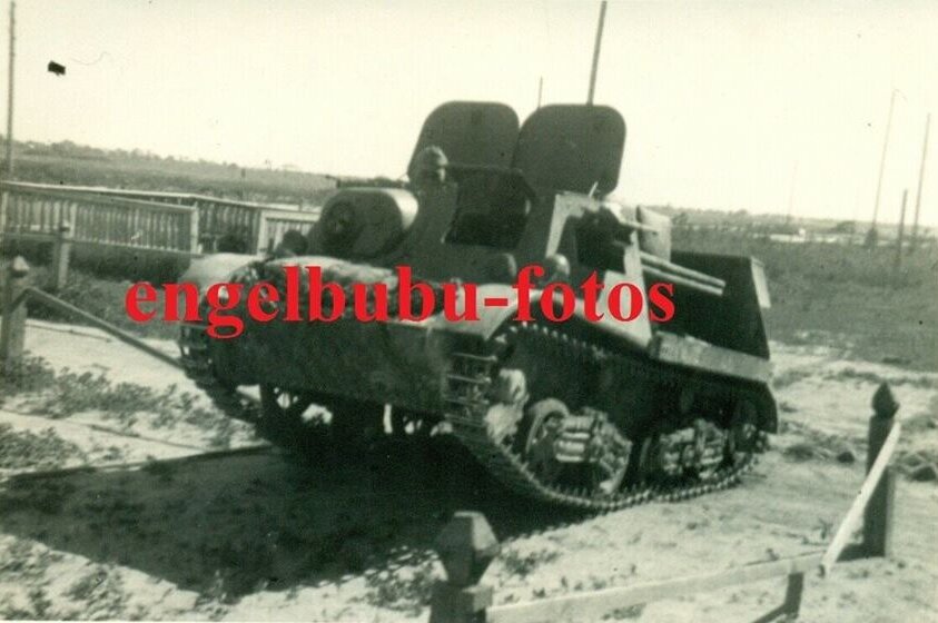Альбом 36-ой моторизованной дивизии. Немцы катаются на захваченном арттягаче Комсомолец. Подобные заборчики с набалдажниками на столбиках попадались в Крестах. Но может и не у нас.