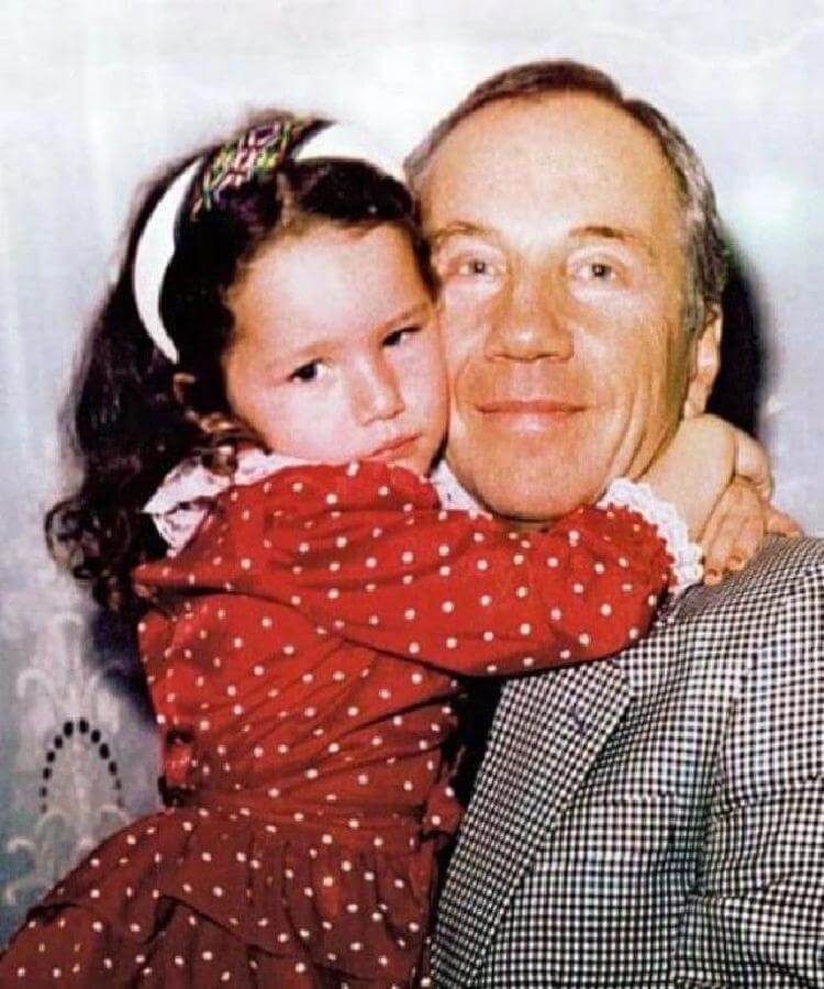 Савелий Краморов с дочерью (Бенедикта)