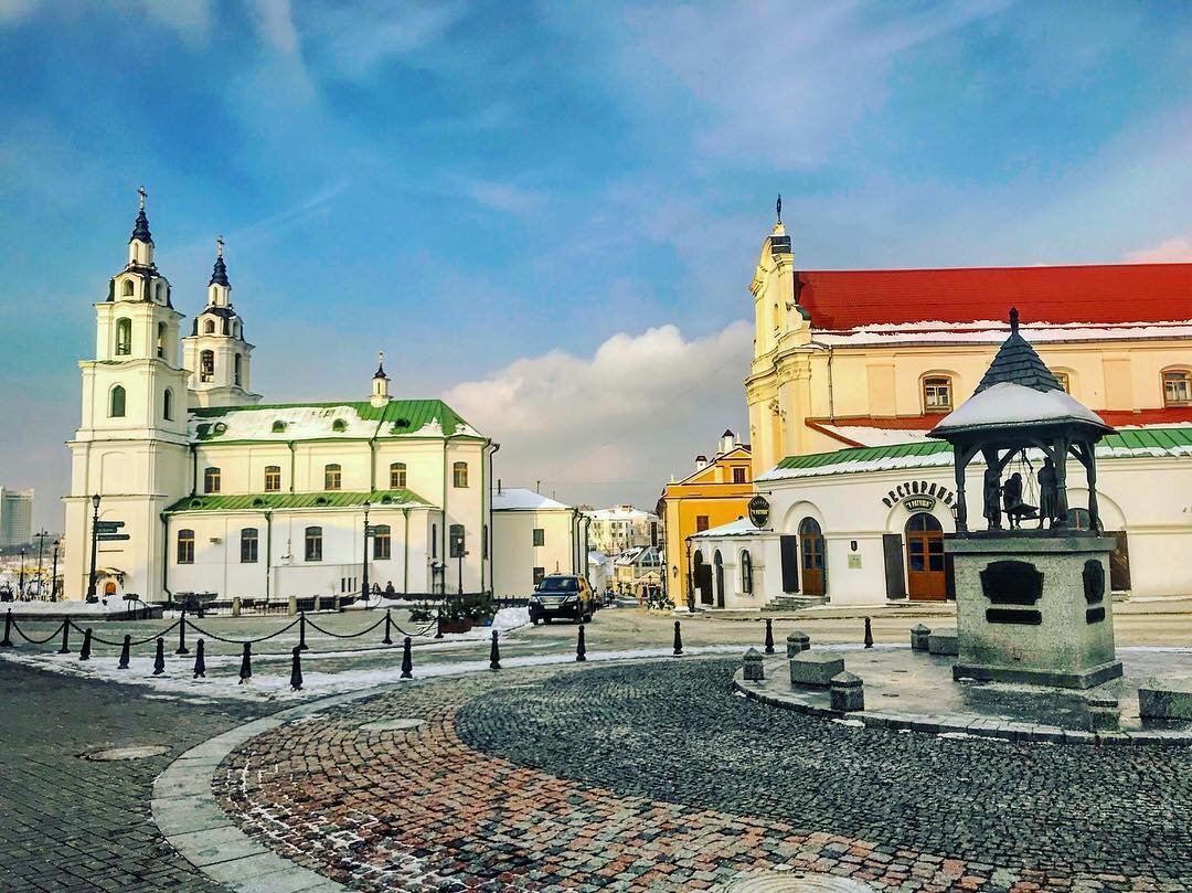 1.Собственно, нам как-раз сюда, сразу за памятником заведение. 2.Общий вид