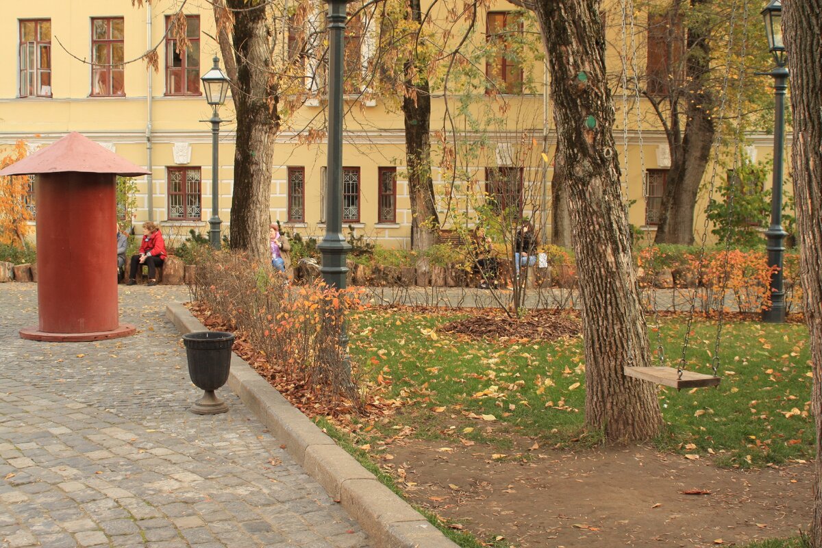 Какой бывает двор. Московский двор. Московский дворик на Пречистенке. Задний двор МГТУ. Набережная 17а двор.