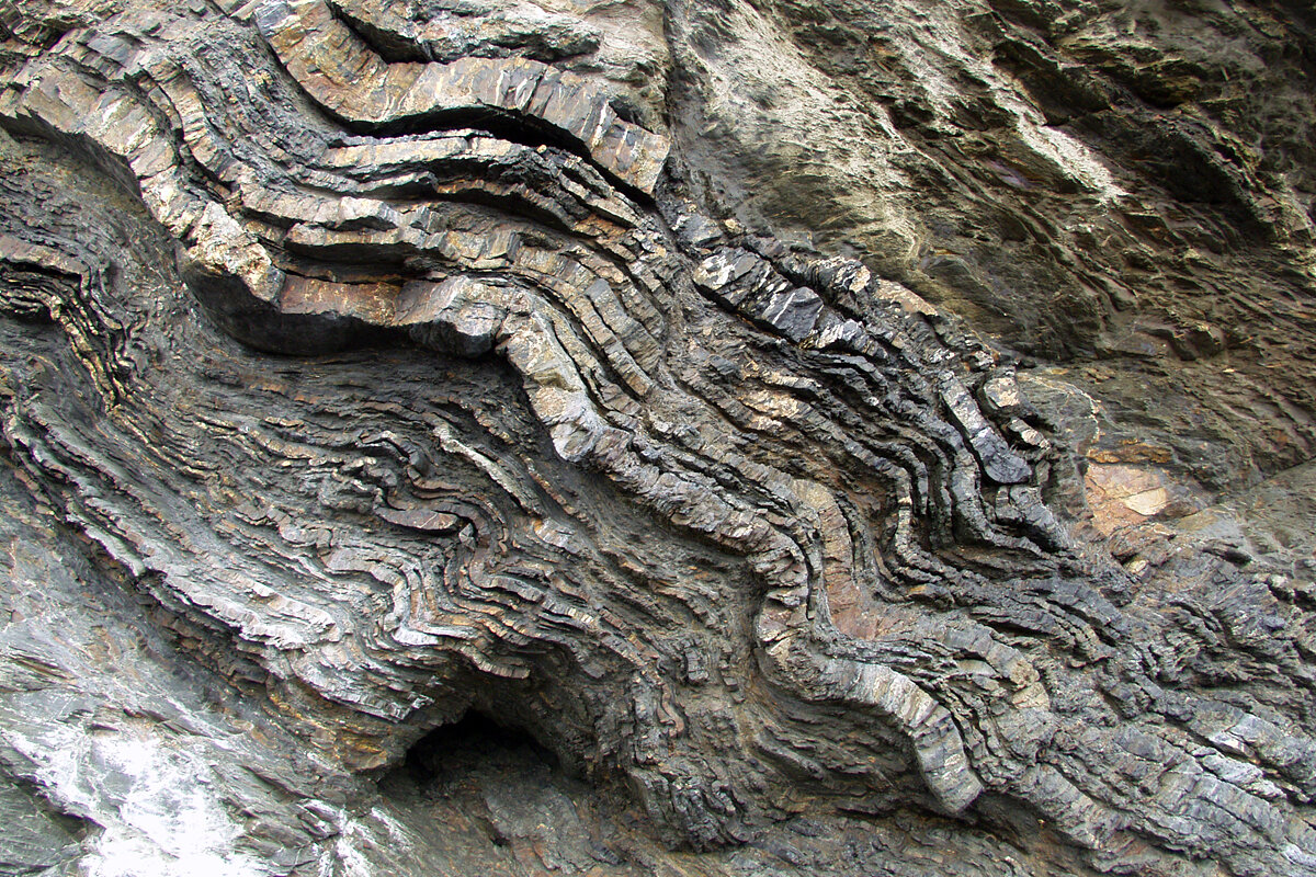 https://upload.wikimedia.org/wikipedia/commons/4/42/Quartzite_and_Schist_in_Crozon_Brittany_France.jpg
