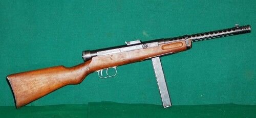 Пистолет-пулемет Беретта М1938А. Патрон 9 мм Парабеллум, общая длина 946 мм, длина ствола 315 мм, масса 4,2 кг, магазины на 10, 20 и 40 мест, темп стрельбы 600 выстрелов в минуту, эффективная дальность 200-250 м. 