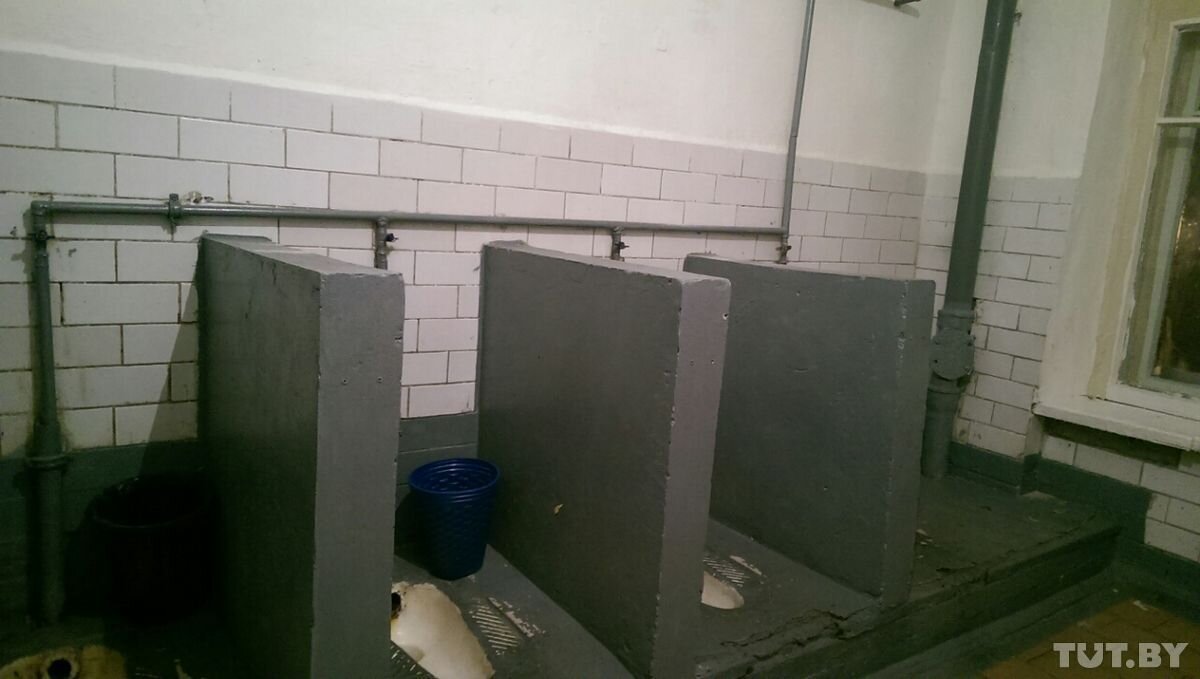 не очень образцовый нужник в армии..