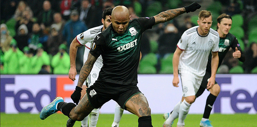 Ари уверенно реализует 11 метровый.