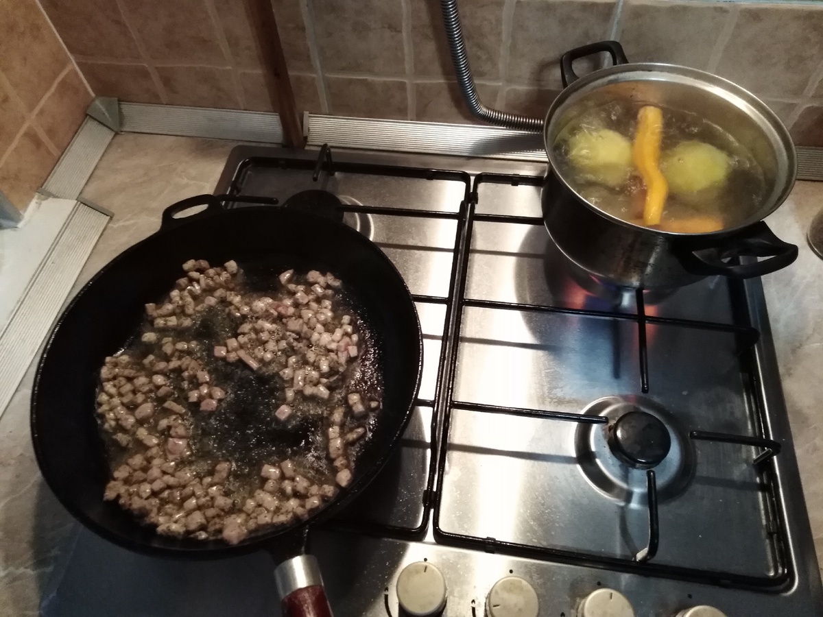 Мясо обжариваем, картошку с морковкой - отвариваем.