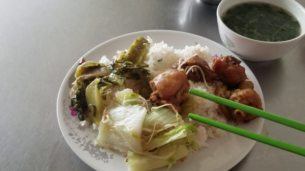 Обед в уличном кафе за 56 рублей