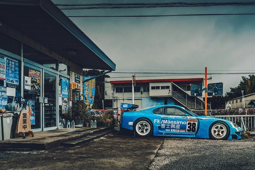 Обо всем по порядку. Мы не будем рассказывать вам, где он находится, кроме того, что в Японии. Не потому, что мы эгоистичны, а потому, что мы хотим защитить магазин, в котором он находится, от преследования со стороны армии ищущих внимание селфилистов, ищущих бесстыдный контент для программы. Гаражом управляет очень скромная и скромная семья, которая, к счастью, не испорчена социальными сетями или Интернетом. Это действительно не достигло этой неприметной части Японии. И это во многом то, как автомобиль сумел оставаться в состоянии покоя более 15 лет. Поэтому мы будем уважать их желания, чтобы это было довольно сдержанным. В то же время штукатурка через Интернет. Да, мы знаем, что это немного противоречивая ситуация. Но все было согласовано.