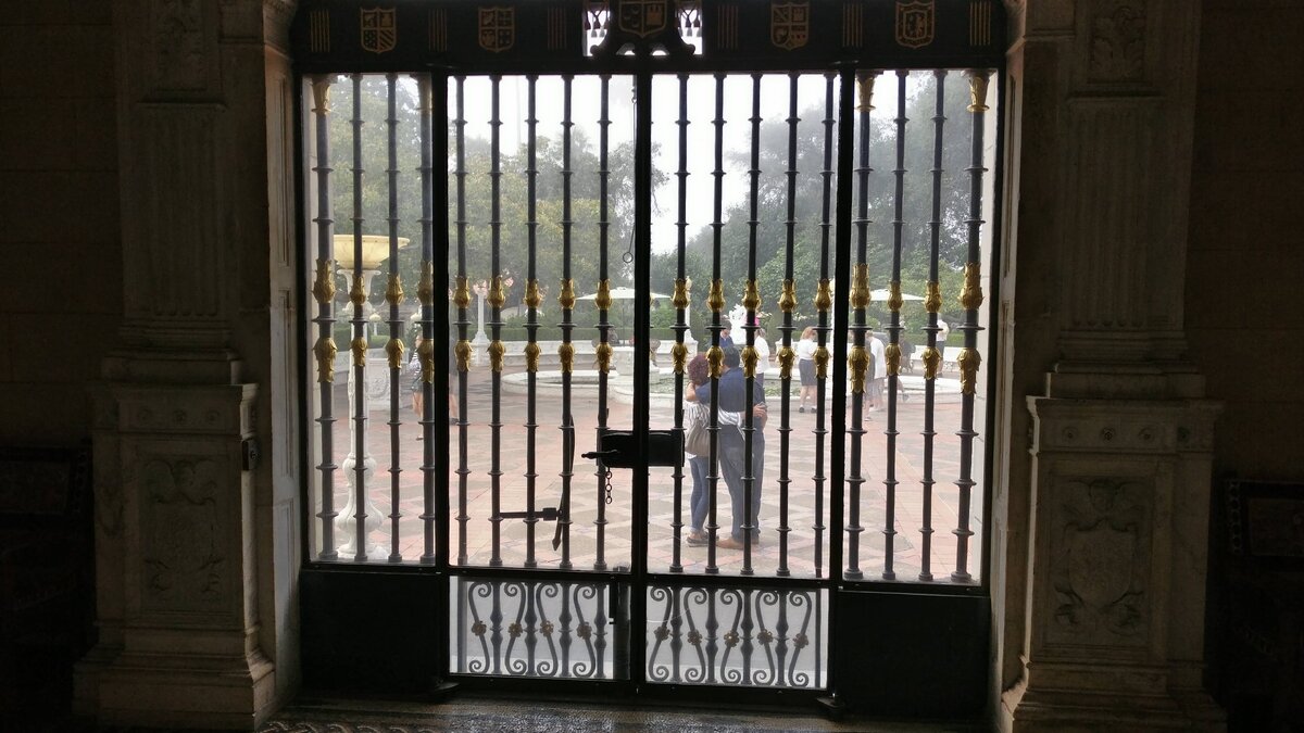 США. Сан Симеон. Замок Херста.Главный вход