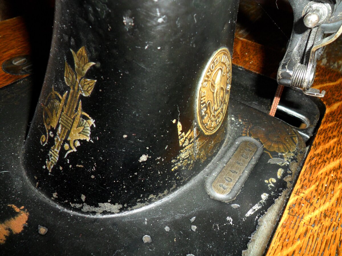 Номер у моей машинки находится возле "ноги", под вензелем.