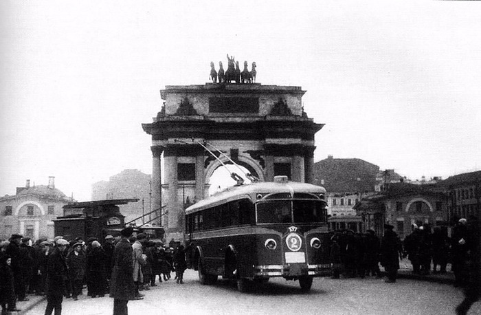  15 ноября 1933 года в Москве началось регулярное движение троллейбусов. Это событие стало началом истории троллейбуса в Москве и вообще в СССР. 