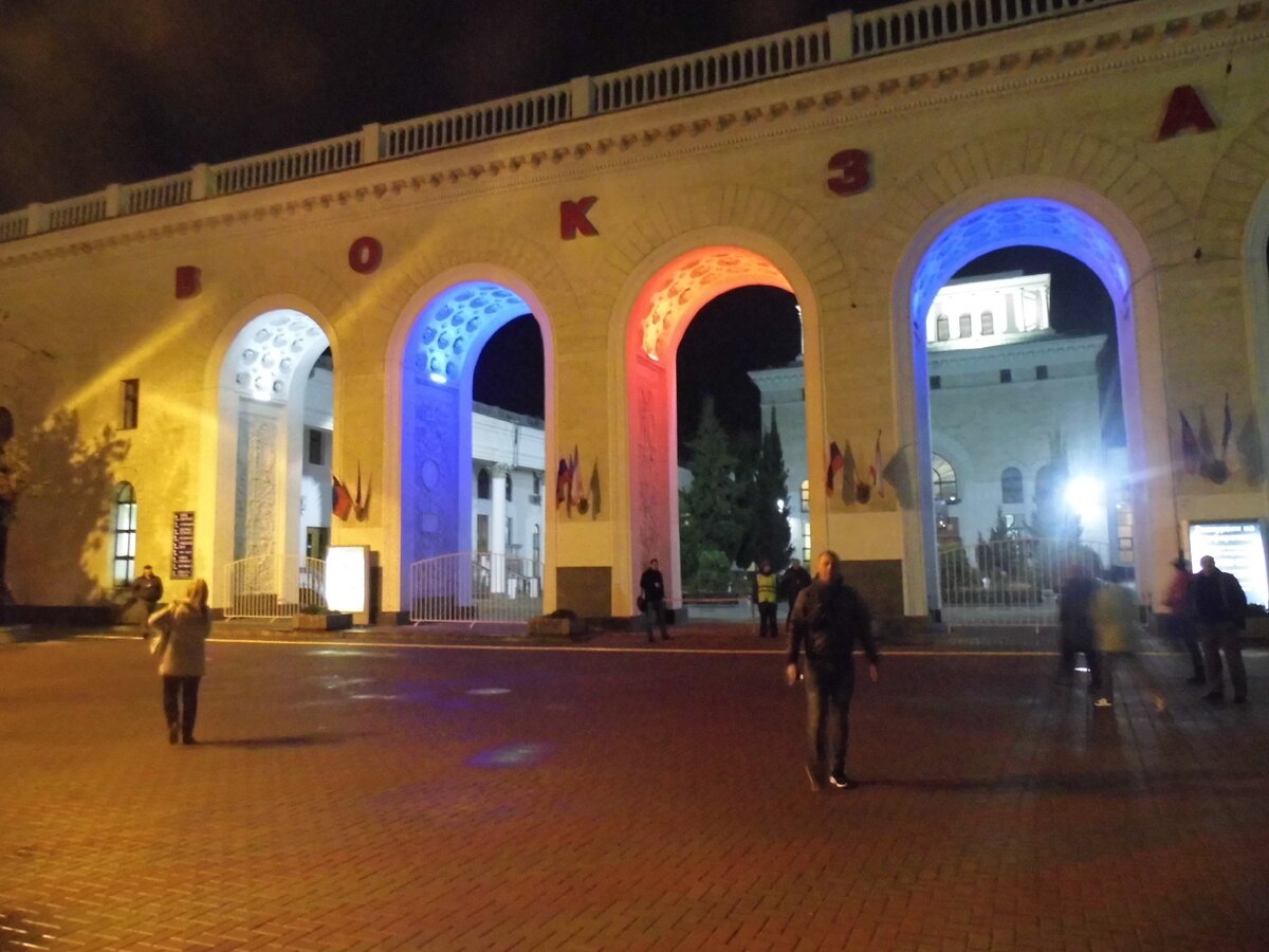            В это время в Симферополе еще темно, арки вокзала перед итальянским двориком расцвечены в цвета российского флага. 