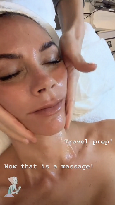 Виктория Бекхем подтягивает овал лица с помощью ежедневного массажа. Фото: instyle.ru