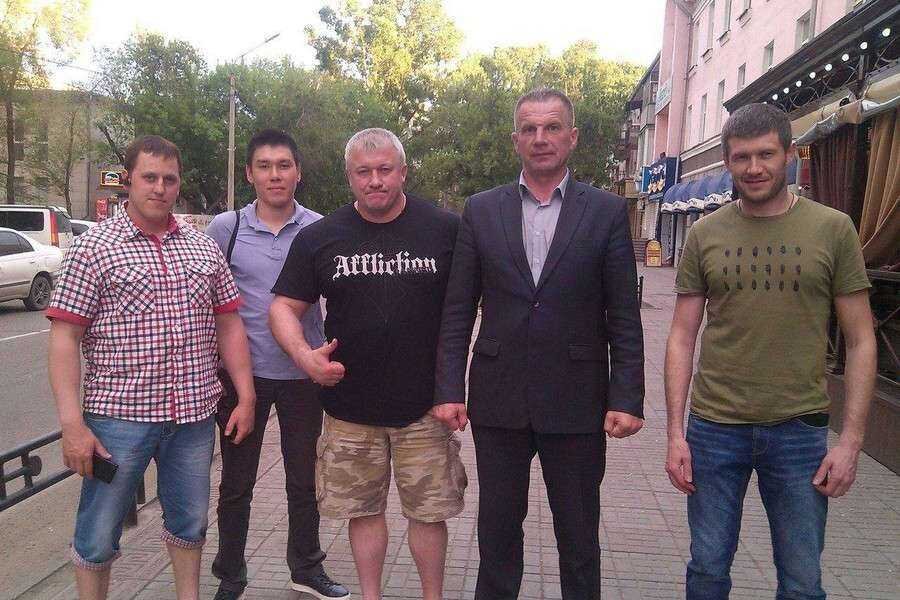 Владимир Воронов в Абакане (в черной футболке). 