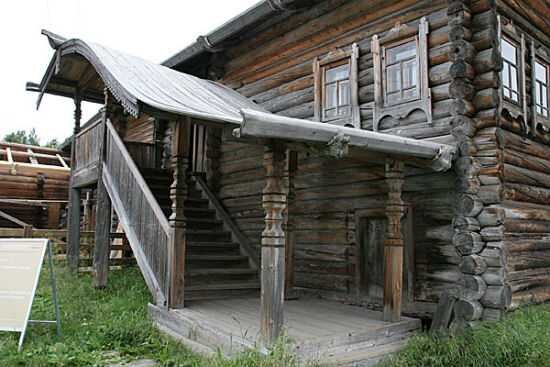 Красивое крыльцо, с деревянной резьбой