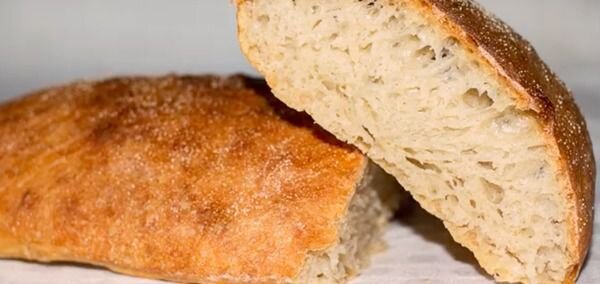 Хрустящая корочка и пористая мякоть с крупными дырками, минимум усилий и максимум удовольствия.