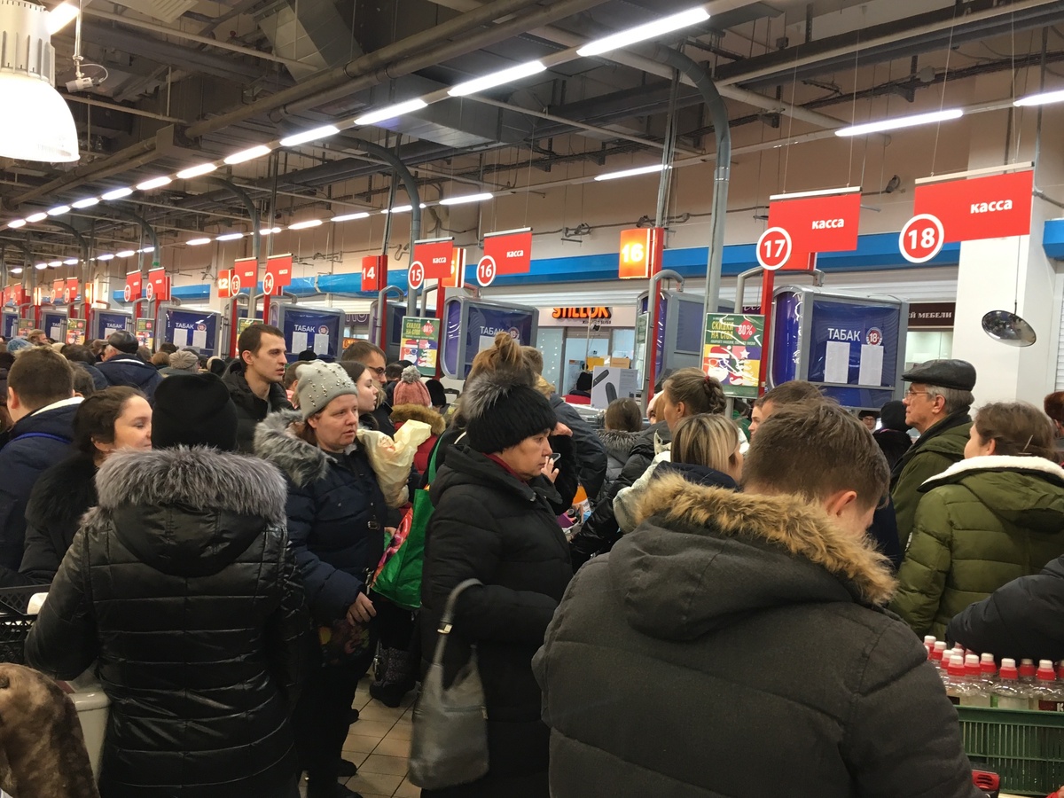 Бесформенный хвост очереди уходит в бесконечность