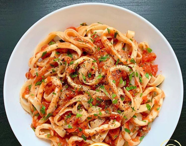 Макароны с кальмарами. Паста с кальмарами в сливочном соусе. Паста с креветками. Спагетти с кальмарами. Лингвини арабьята.