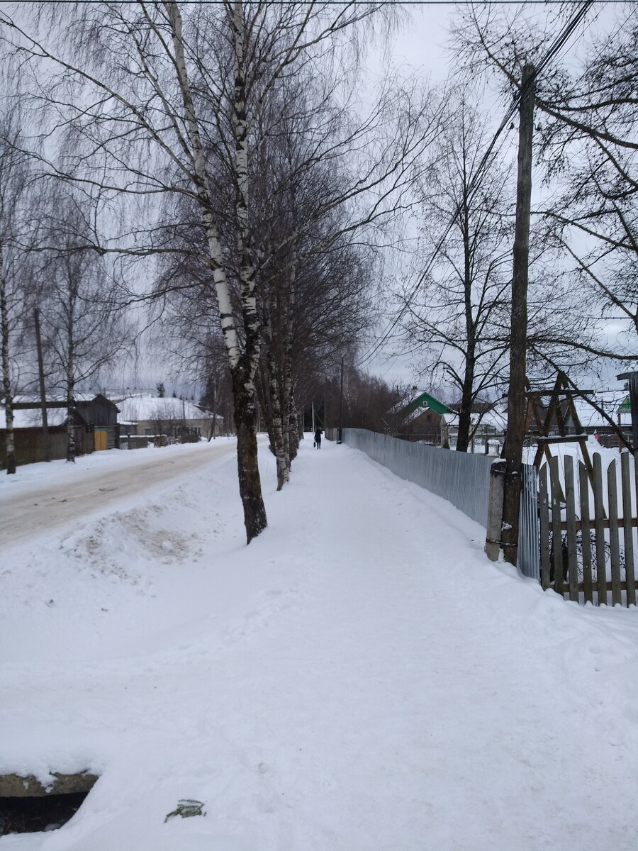 На данном фото представлен первый из двух тротуаров имеющихся в данном поселке. Соединяет центр с южным концом поселка