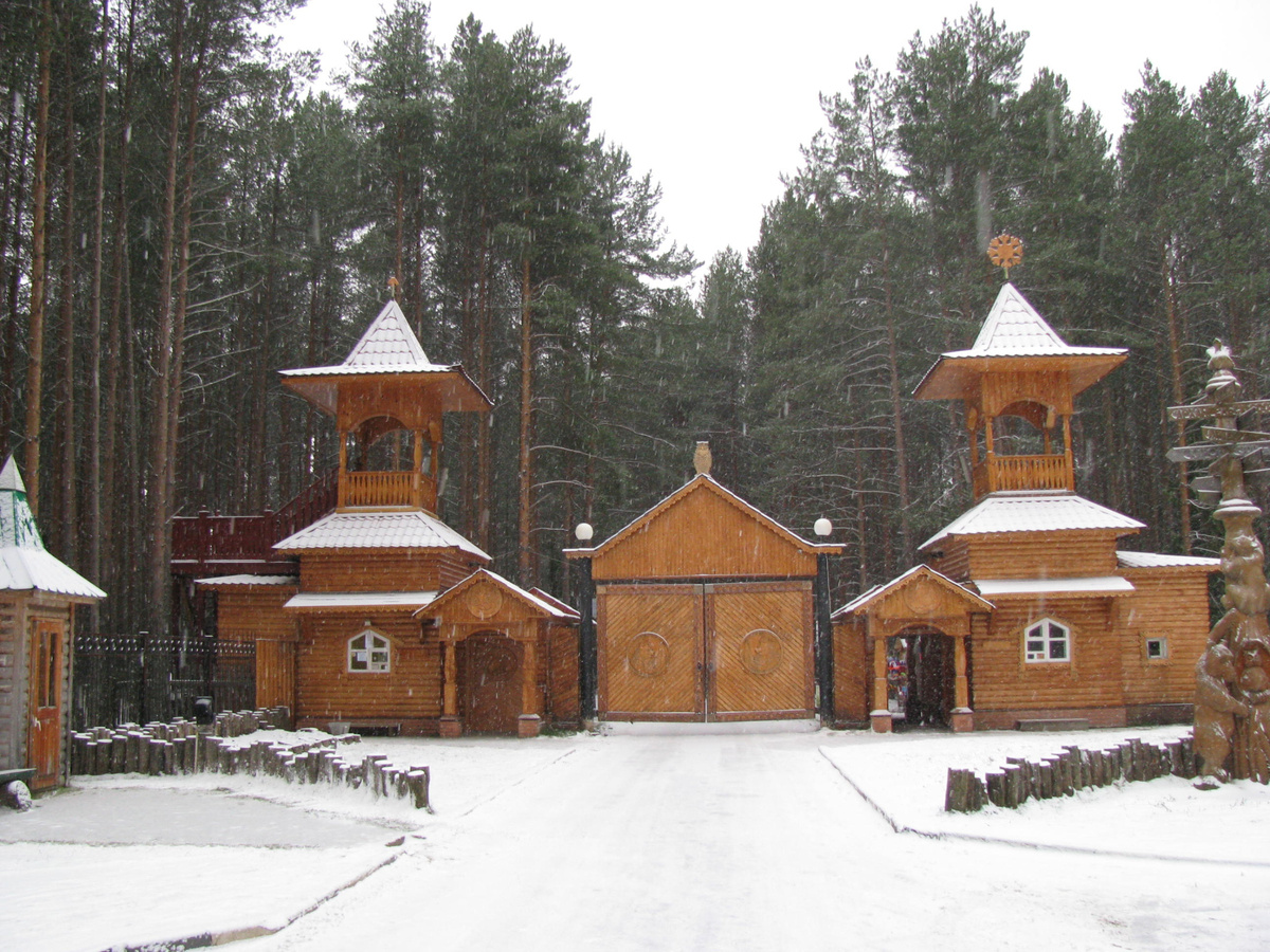 Сразу за этими воротами для меня началось путешествие в детство