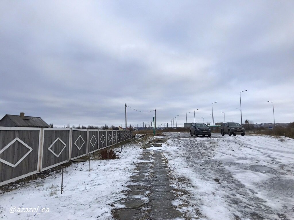 Небольшая автостоянка на которой можно оставить свой автомобиль