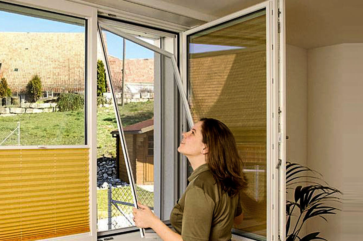  МОСКИТНАЯ СЕТКА НА ОКНЕ ЯВЛЯЕТСЯ ОТЛИЧНЫМ ФИЛЬТРОМ ОТ МНОГИХ НЕПРИЯТНОСТЕЙ, МОГУЩИХ ПОПАСТЬ В ДОМ С УЛИЦЫ